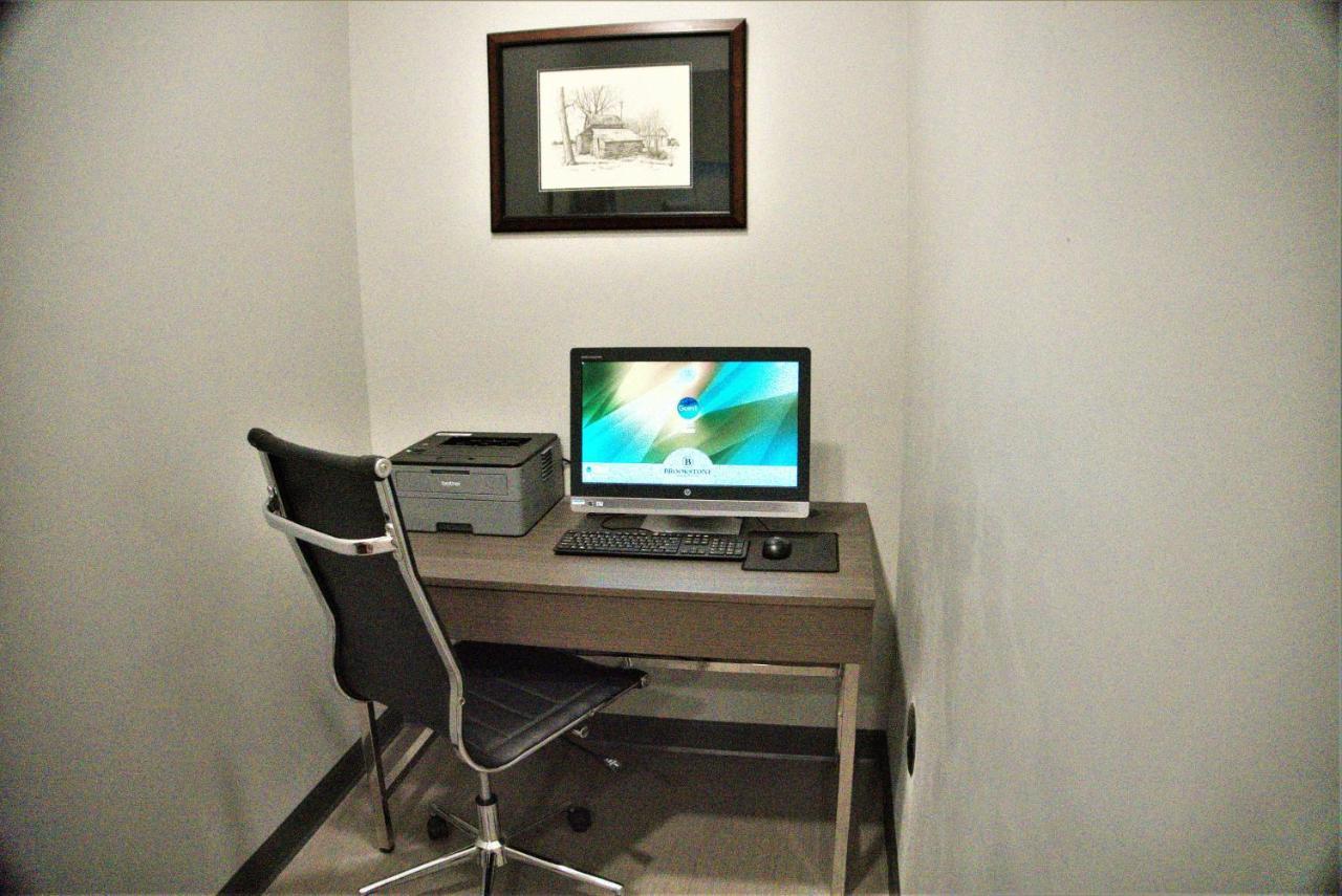 פורט דודג' Brookstone Inn & Suites מראה חיצוני תמונה