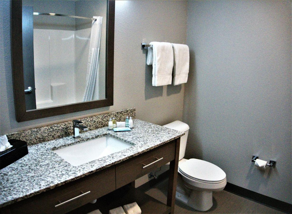 פורט דודג' Brookstone Inn & Suites מראה חיצוני תמונה